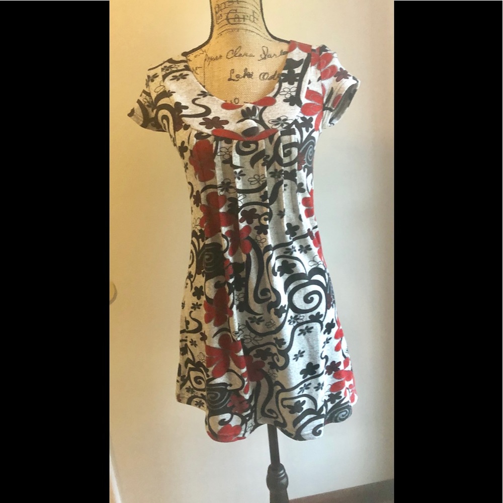 Super soft, grey 🌺 flower 🌺 tunic